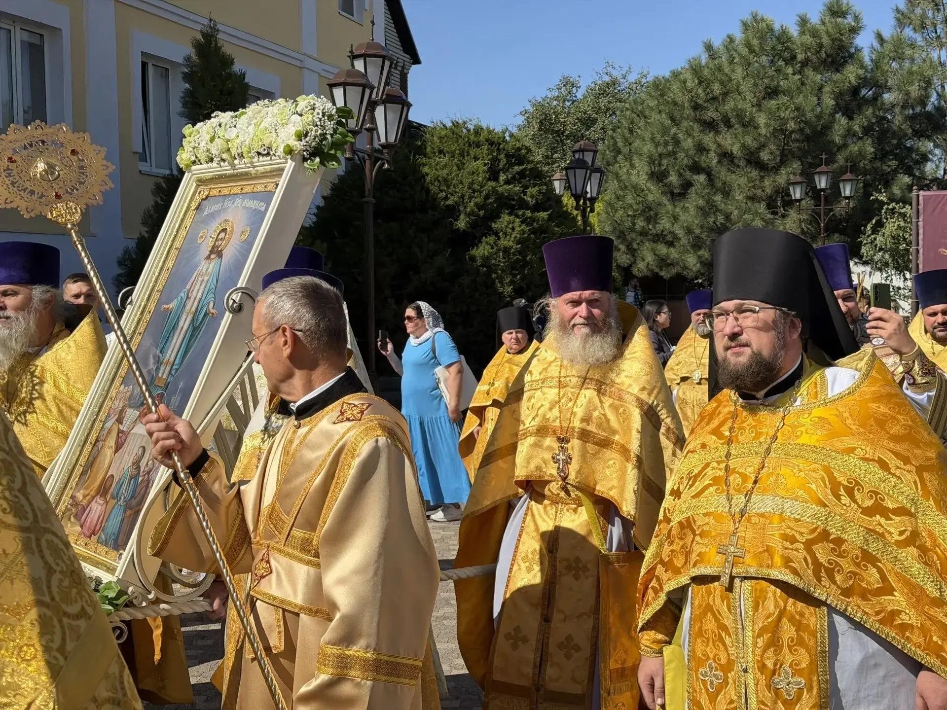 Illustration for the news "More Than 2,000 Worshippers Join a Procession of the Cross in Elista"