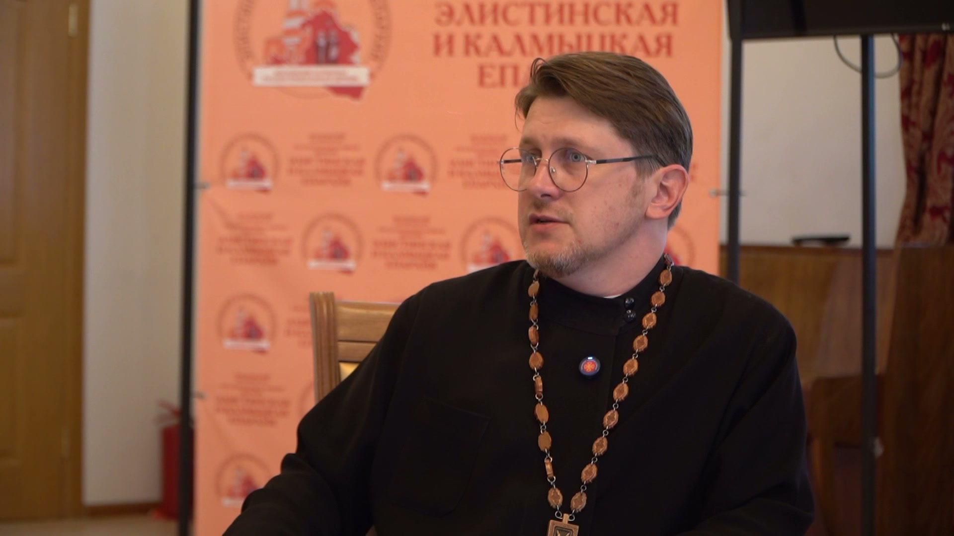 Священник Антоний Зимовец во время интервью