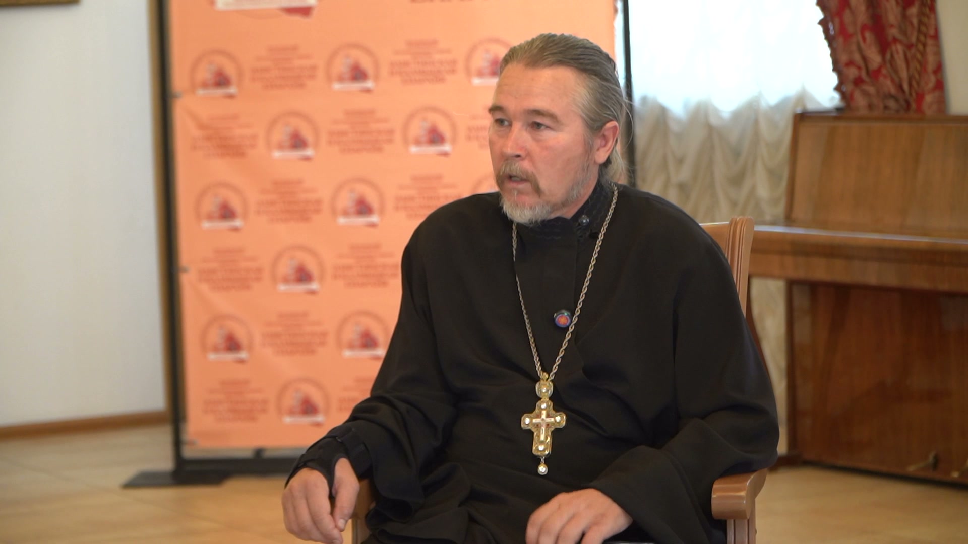 Протоиерей Анатолий Скляров во время интервью